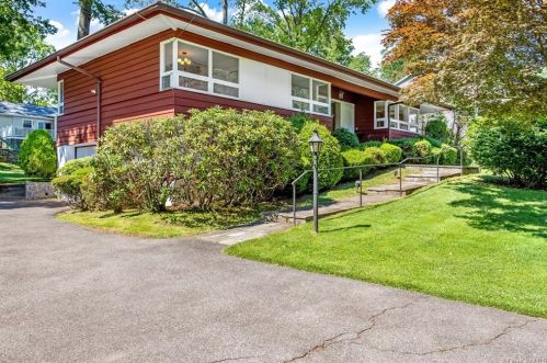 124 Surrey Dr, New Rochelle, NY 10804-1607