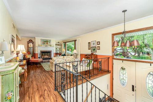 1324 Vivian Ln, Hammond, IN 46321-2643