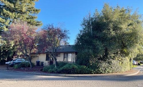 705 Yosemite Dr, Ukiah, CA 95482-5168