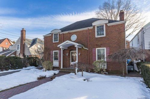 54 Marshall Ave, Floral Park, NY 11001-3201