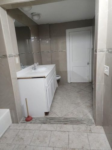 52 Cheshire Rd, Waterbury CT  06712-1613 exterior
