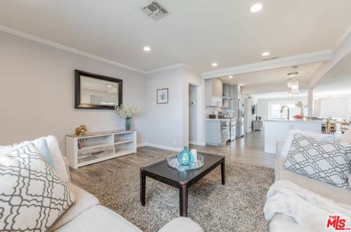 18004 Collins St, Van Nuys CA 91316-1032 exterior