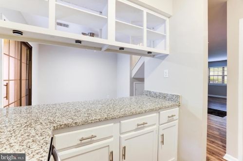 2053 Headlands Cir, Herndon VA  20191-3642 exterior