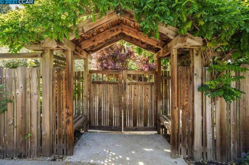16 Valley View Rd, Orinda, CA 94563-1409