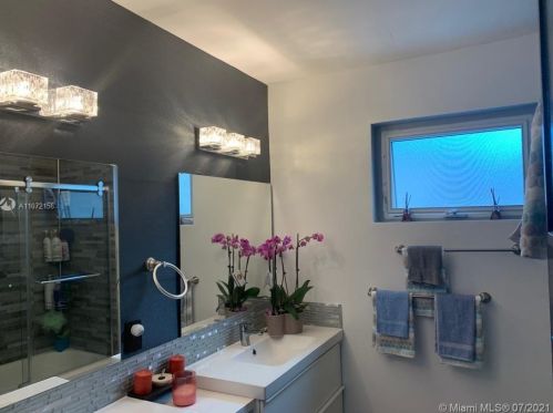 1125 13th Ct, Hollywood FL  33019-3109 exterior