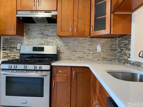 1405 Woodbridge Commons Way, Iselin NJ  08830-3044 exterior