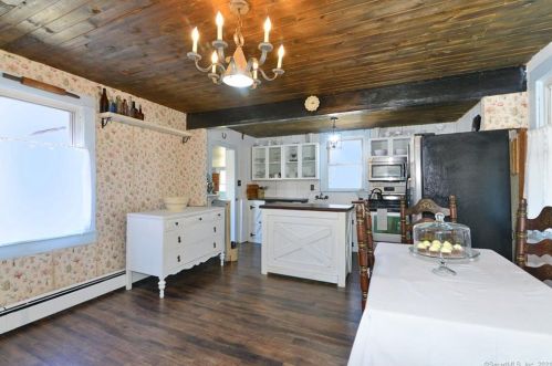 7 Dewey St, Putnam CT  06260-1352 exterior