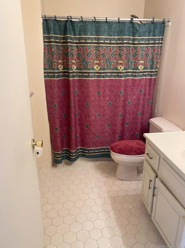 27 Crows Nest Ln, Danbury CT  06810-7056 exterior