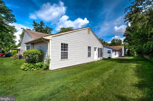 12 Meadowwood Ct, Columbus NJ  08022-1026 exterior