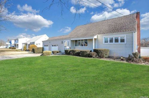 768 Broadway, North Lindenhurst, NY 11757-5646