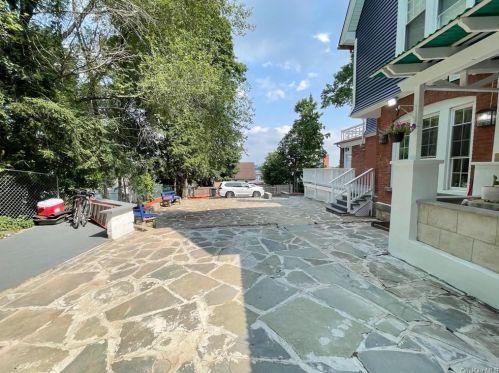 2 Linden Pl, Middletown NY  10940-4824 exterior