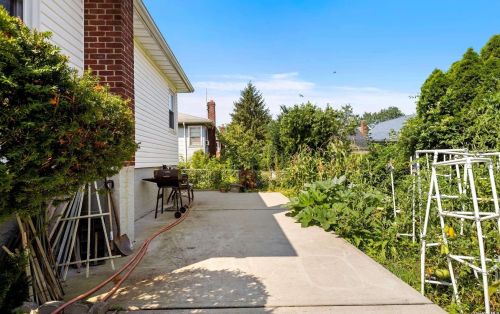 1727 Park Ave, New Hyde Park NY  11040-4057 exterior