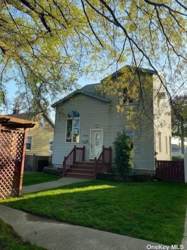105 Mitchell St, North Bellmore, NY 11710-3329