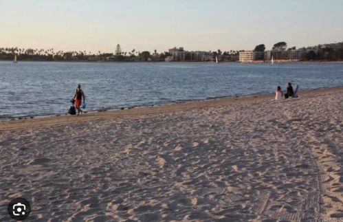 3721 Riviera Dr, San Diego CA 92109-6647 exterior