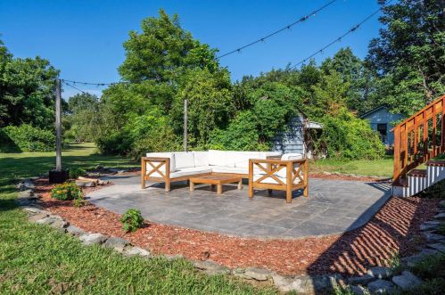 24 Old Rochester Rd, Dover NH  03820-2100 exterior