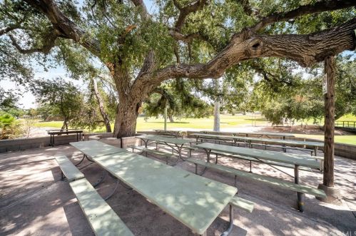 19230 Avenue Of The Oaks, Santa Clarita CA  91321-1405 exterior
