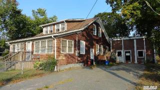 1018 Pulaski St, Northampton, NY 11901-3044