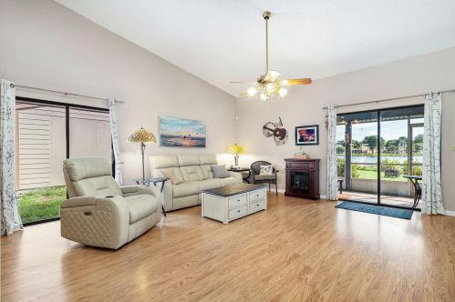 10 Buxton Ln, Boynton Beach, FL 33426-7604