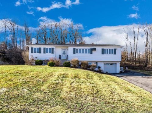 63 Surrey Rd, Chester, NY 10918-1128
