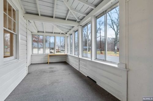 33 Riverside Dr, Oakland NJ  07436-1405 exterior