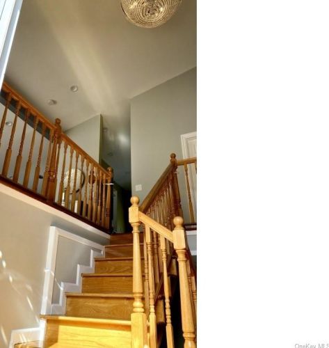 25 Stonewall Cir, White Plains, NY 10607-1803