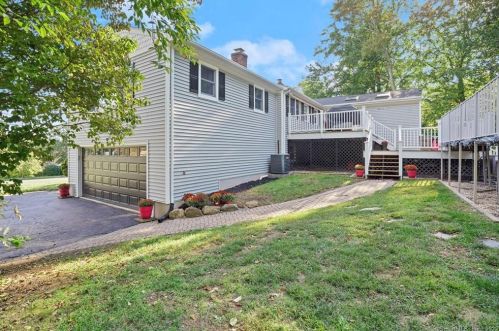 33 Windsor Rd, Huntington CT 06484-5022 exterior