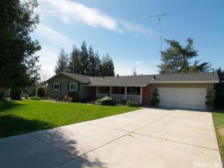 225 Blossom Rd, Waterford, CA 95386-9651