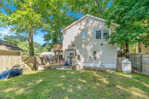133 Dupont Ave, Hopatcong, NJ 07843-1785