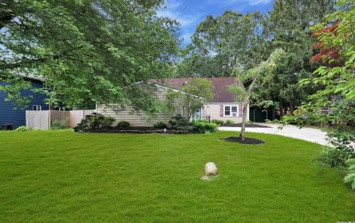 61 Bayonne Ave, Central Islip NY  11722-3429 exterior