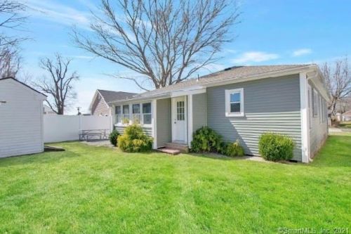 16 Hartford Ave, Lyme, CT 06371-2207