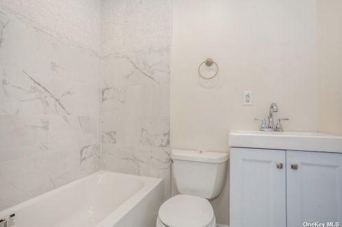 288 Greenbelt Pkwy, Holtsville NY  11742-2231 exterior