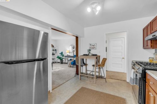 1042 Foothill Blvd, Oakland CA  94606-3016 exterior