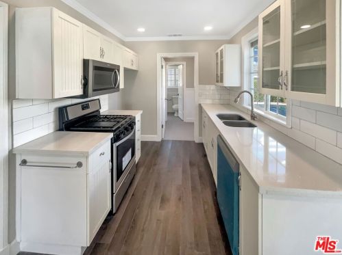 3021 Ostrom Ave, Long Beach CA  90808-4228 exterior