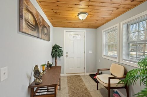 140 Clinton Ave, Warwick, RI 02886-8939
