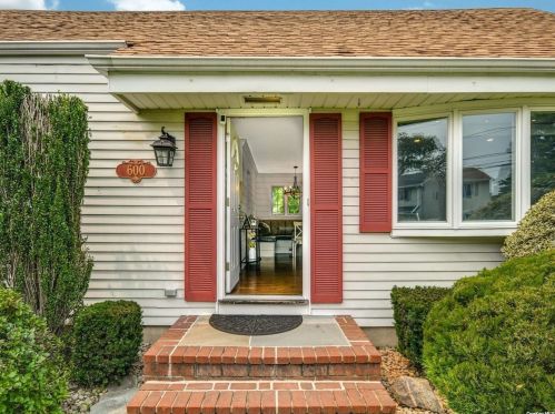 600 6th Ave, Elwood, NY 11731-2201