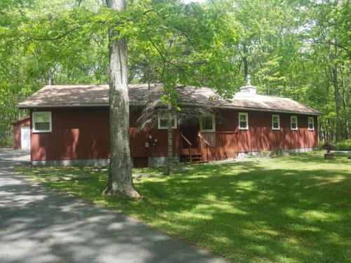 125 Lake View Cir, Hawley, PA 18428-4004