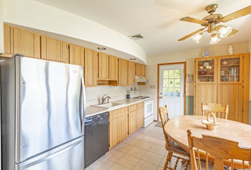 16 44th St, Islip Manor, NY 11751-1716