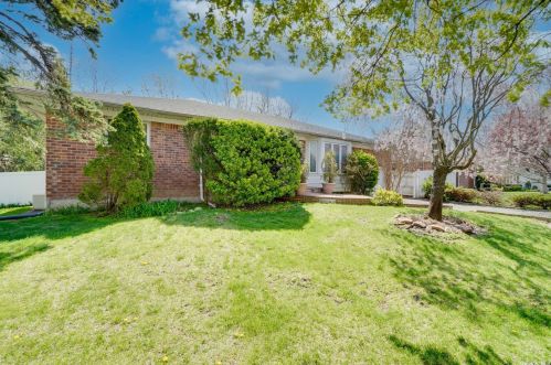 6 Freedom Dr, Muttontown, NY 11753-2329