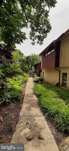 1006 Ridge Rd, Chadds Ford, PA 19317-9446