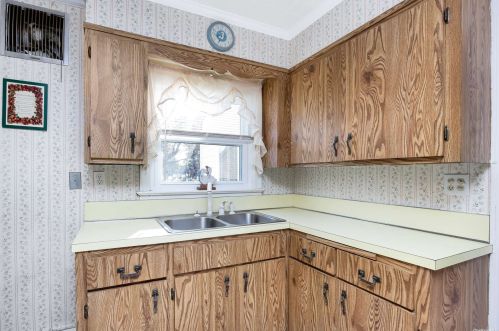 2893 Arnold Ave, Rockville Centre NY  11572-2032 exterior