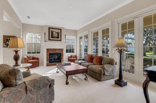 4354 Queen Elizabeth Way, Naples, FL 34119-9572