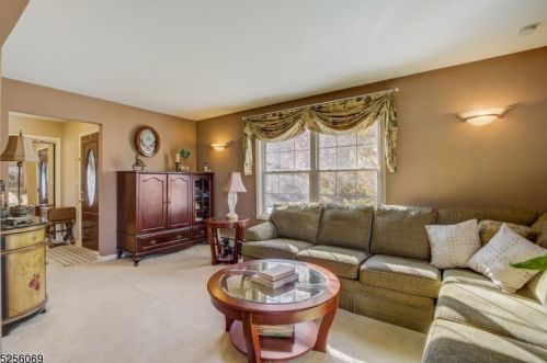 10 Lindsley Rd, West Paterson, NJ 07424-2256