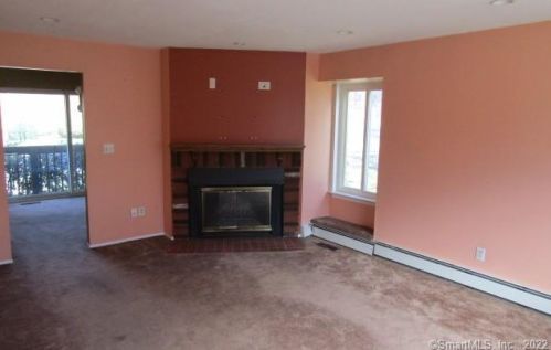 93 Ameridge Dr, Bridgeport, CT 06606-6028