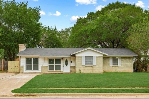 205 Westwood Dr, Euless, TX 76039-3834
