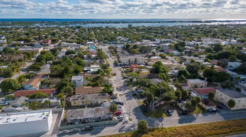 535 Pilgrim Rd, West Palm Beach, FL 33405-3243