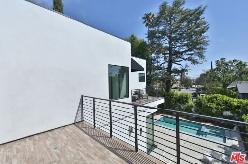 5128 Noble Ave, Van Nuys CA  91403-1376 exterior