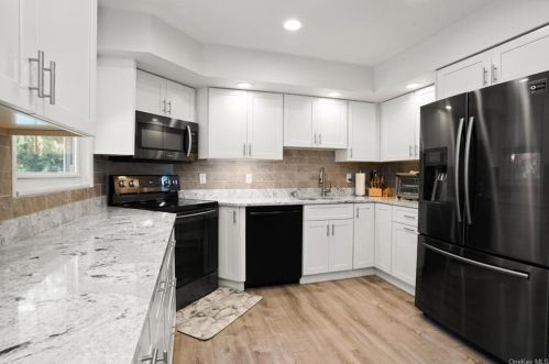 4 Pike Pl, Mahopac, NY 10541-1932