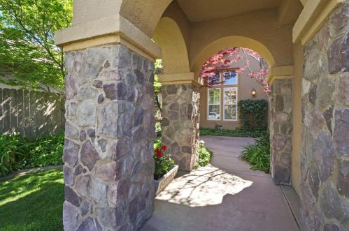 2044 Sugarbowl Way, Lodi CA  95242-4752 exterior