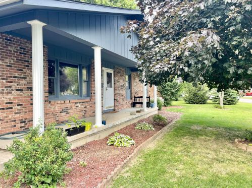 8 Willis Ct, Washington Ch OH  43160-1073 exterior
