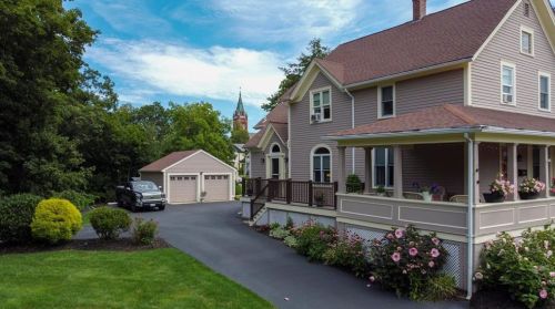 50 Ballou St, Woonsocket, RI 02895-5107